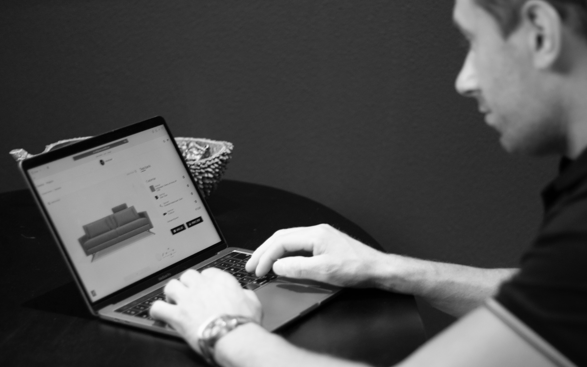 Persoon aan het werk op laptop