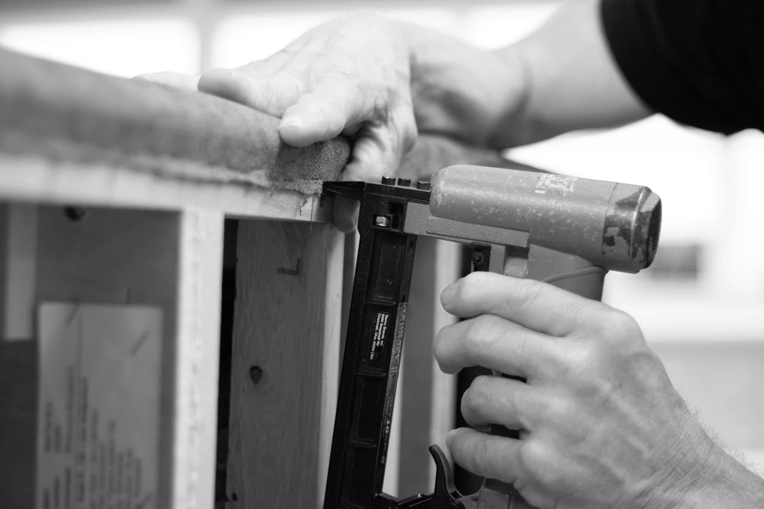 Over ons INNO living. Maatwerk banken is onze kracht. Het ambachtelijk stofferen van een bank in ons meubelatelier in Nunspeet.
