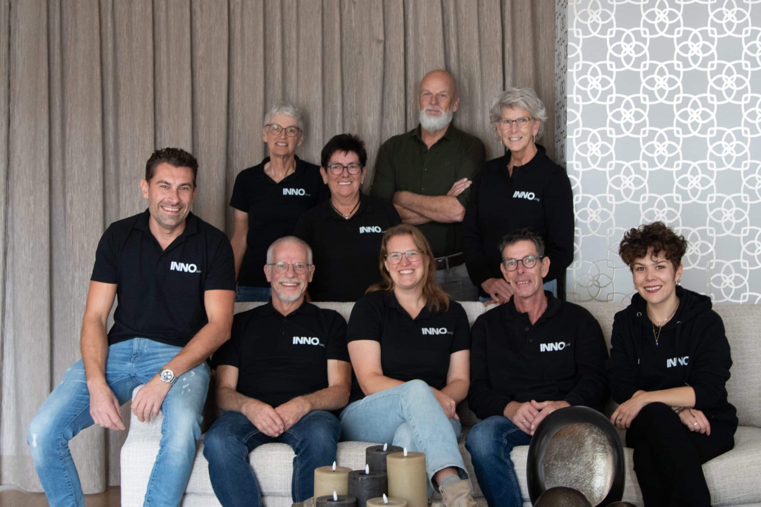 Over ons INNO living, teamfoto van alle collega's van INNO living