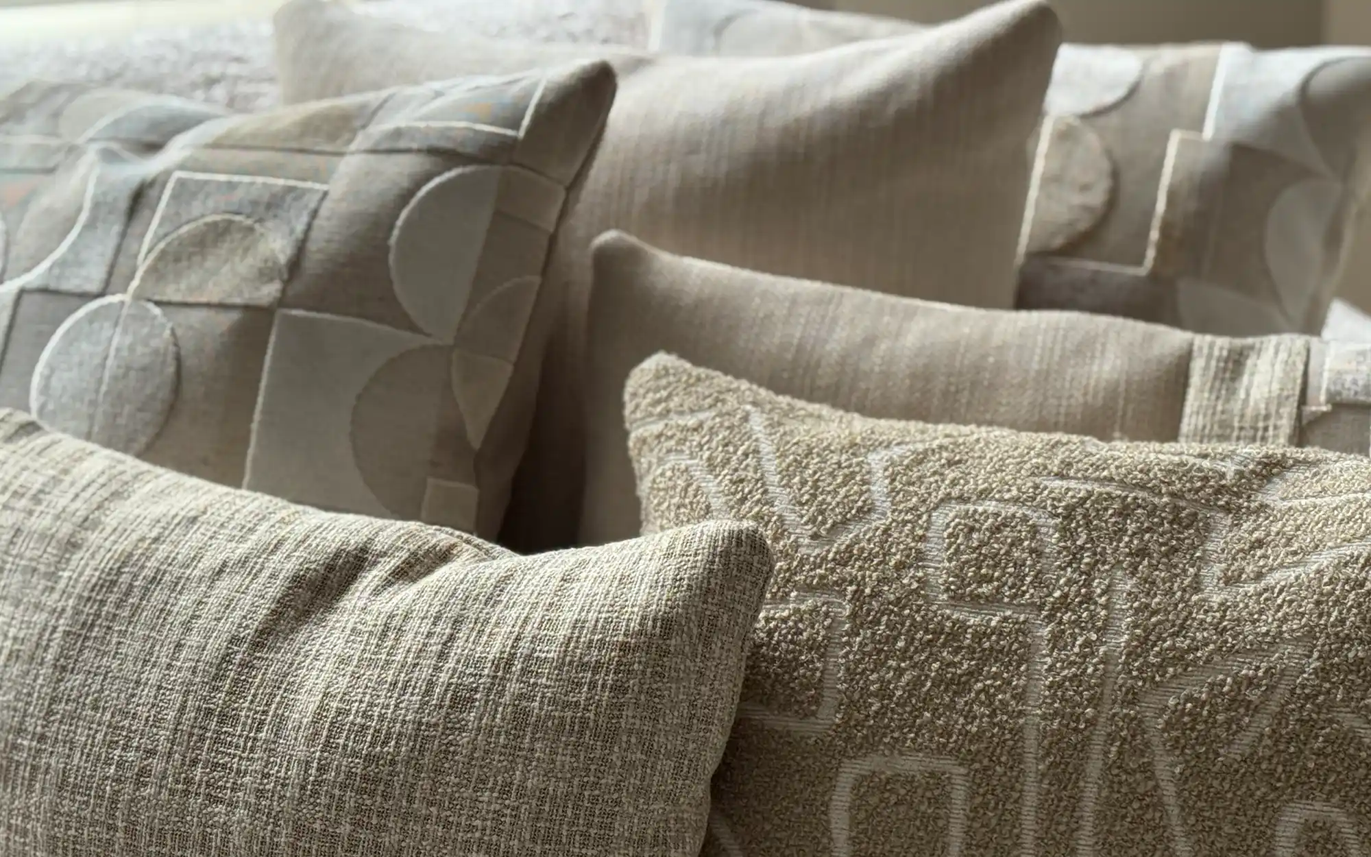 Sierkussen set beige met zachte neutrale tinten, perfect voor een tijdloos en rustig interieur.