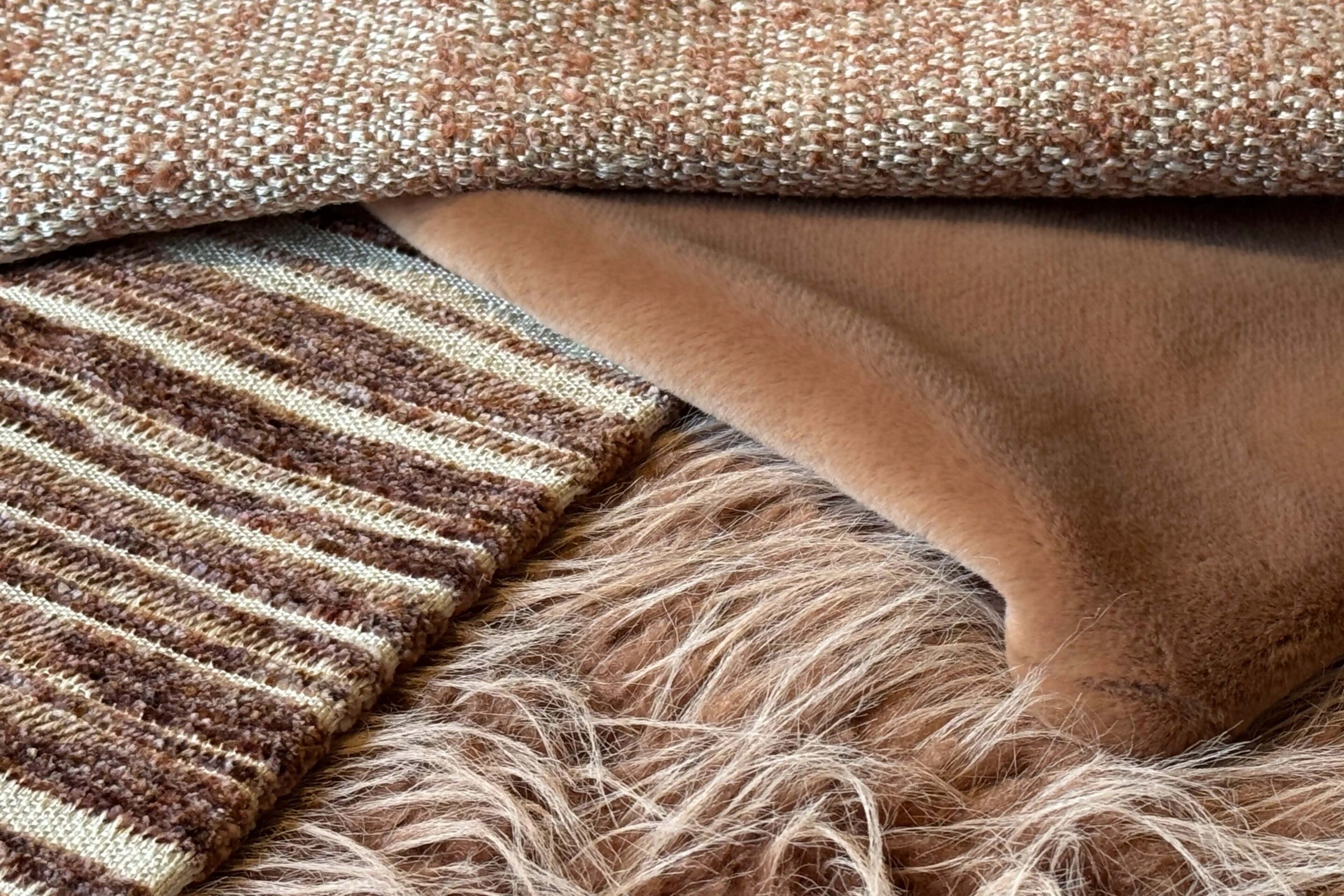Trendkleuren sierkussens herfst 2025: 4 Warme kleuren die jouw woonkamer gezellig maken